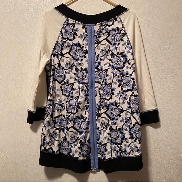 Chico's Tops - Chico’s Zenergy Top Women’s 1 US Medium Pullover Full Back Zip‎ Floral Boat Neck